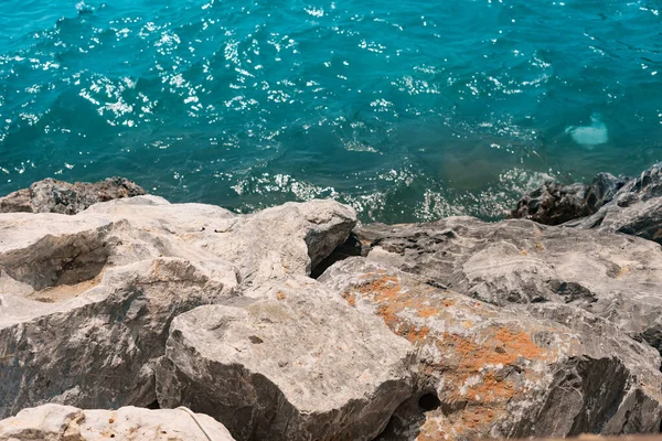 Pohled na mořskou vodu a fantastické skalnaté pobřeží — Stock fotografie