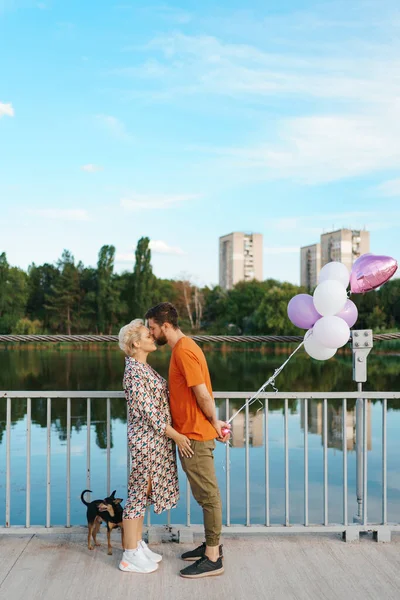 Pareja besándose en el puente —  Fotos de Stock