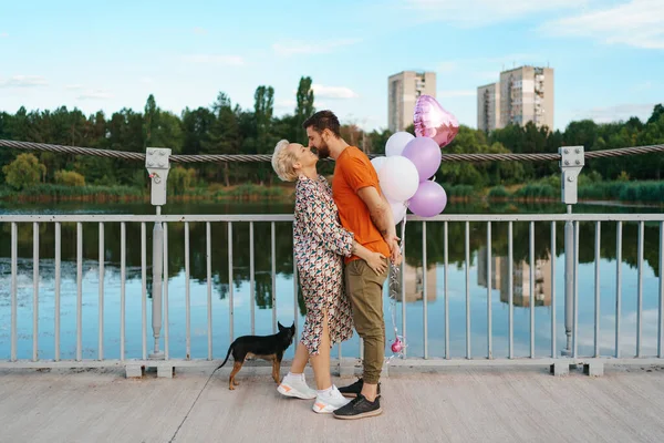 Couple embrasser sur le pont — Photo