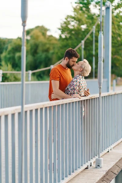 Pareja besándose en el puente —  Fotos de Stock