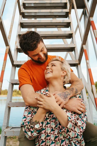 Portret gelukkig paar knuffelen — Stockfoto