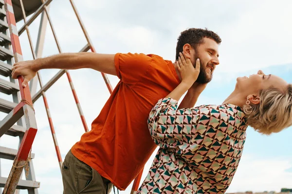 Retrato feliz pareja abrazos — Foto de Stock