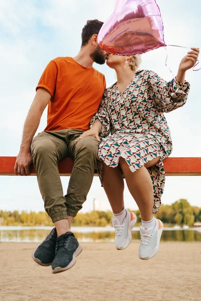 Hübsches glückliches Paar küsst — Stockfoto