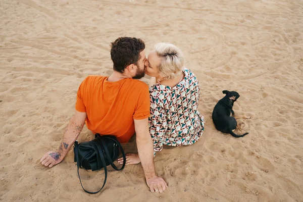 Charmant couple profiter de l'autre assis sur le sable — Photo