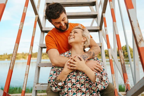 Porträt glückliches Paar beim Umarmen — Stockfoto