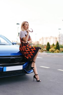 Arabasıyla poz veren kadın.