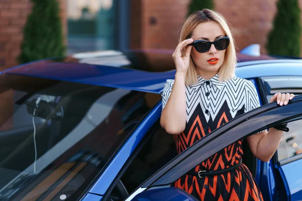 Femme posant avec sa voiture — Photo