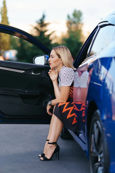 Femme posant avec sa voiture — Photo