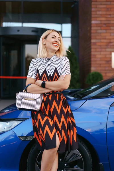 Frau posiert mit ihrem Auto — Stockfoto