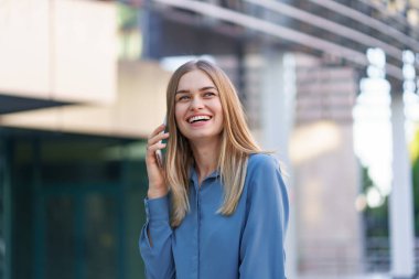 BACKpack 'li MODERN KADINLAR İŞ BÖLGESİ BÖLGESİNDE TELEFON EDİYOR