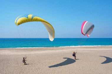 Sahilde paragliding basliyor