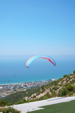 Gökyüzünde yamaç paraşütü.