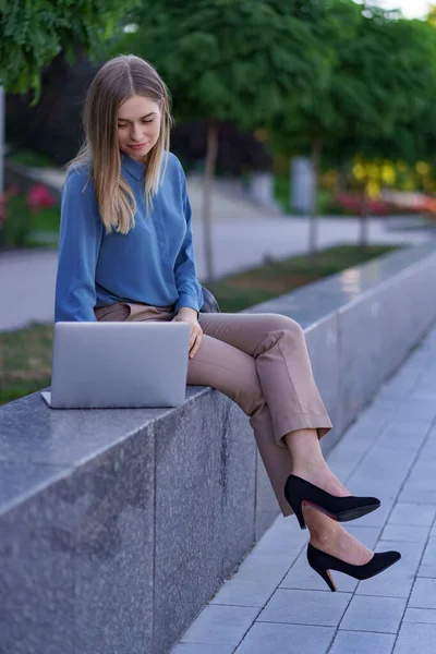 Молоді жінки працюють на ноутбуці на міській площі — стокове фото