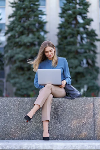 Young women working on laptop in the city square — Stock Photo, Image