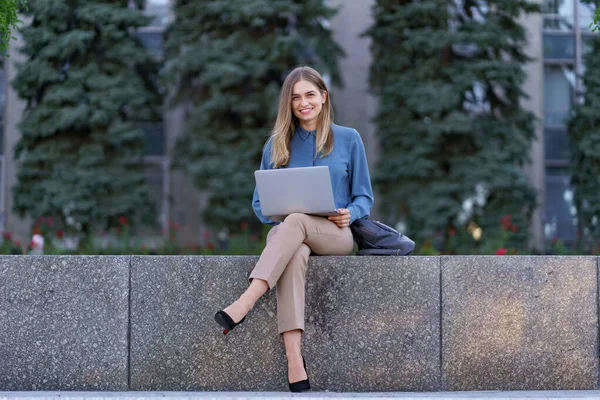 Fiatal nők dolgoznak laptop a város főterén — Stock Fotó