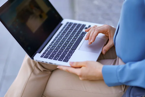 Mano femminile vicino al touchpad di computer portatile all'aperto — Foto Stock