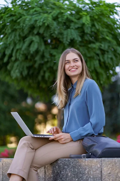 Junge Frauen arbeiten am Laptop auf dem Stadtplatz — Stockfoto