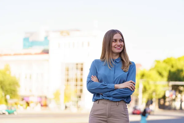 Улыбающаяся женщина со скрещенными руками — стоковое фото