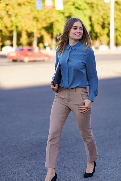 Retrato sonriente mujer sosteniendo portátil al aire libre — Foto de Stock