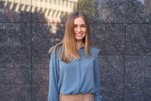 Mulher sorridente com braços cruzados retrato — Fotografia de Stock