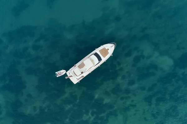 Légi kilátás a tengerre és a hajóra. Gyönyörű természeti látványosság a nyári időszakban — Stock Fotó