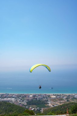 Gökyüzünde yamaç paraşütü.