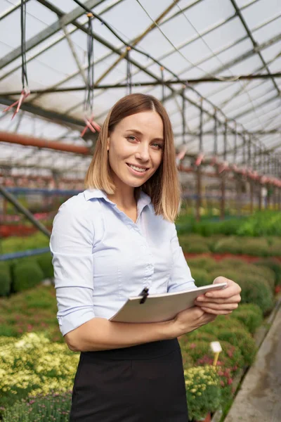 Woman entrepreneur portrait posing in her greenhouse — Stock Photo, Image