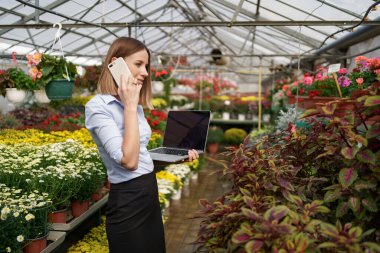 Serasında çalışan bir girişimci kadın portresi.