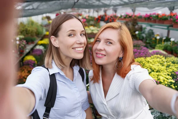 Nádherné přírodní ženy dělat selfie — Stock fotografie