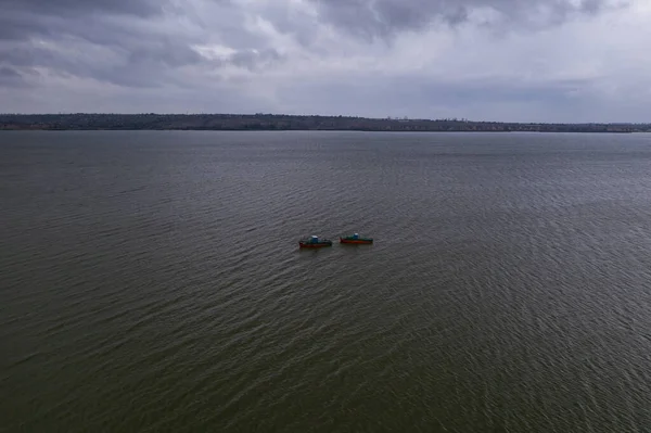 穏やかな海に浮かぶ漁船 — ストック写真