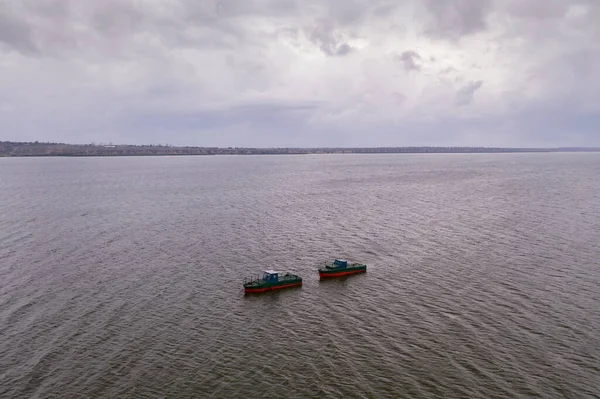 Рыбацкие лодки, плавающие в спокойных водах — стоковое фото