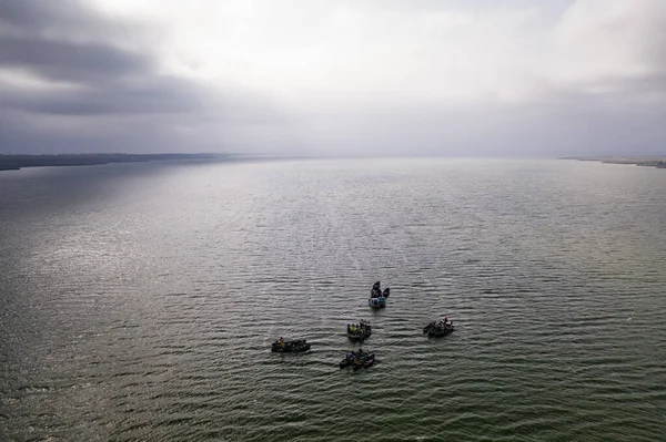 穏やかな海に浮かぶ漁船 — ストック写真