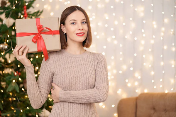 Portrait jeune belle femme tenir une boîte cadeau — Photo