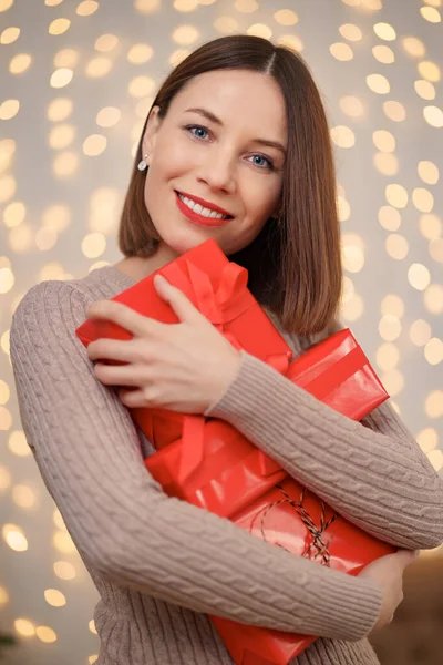 Mulher morena bonita segurando montão de caixas de presente — Fotografia de Stock