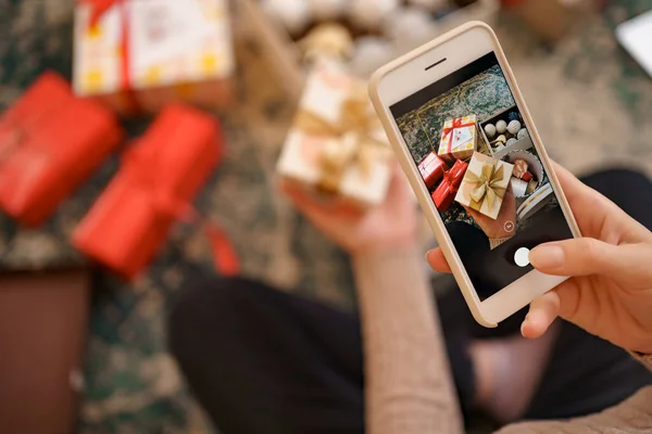 Mulher tirar caixas de presente fotos feitas para sua família e amigos com smartphone — Fotografia de Stock