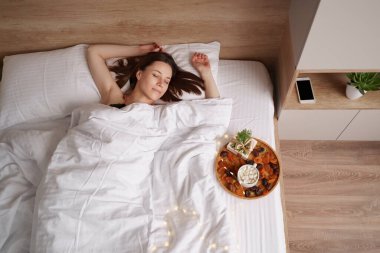 Hediyeler, kahve ve tatlı uyuyan kadın.