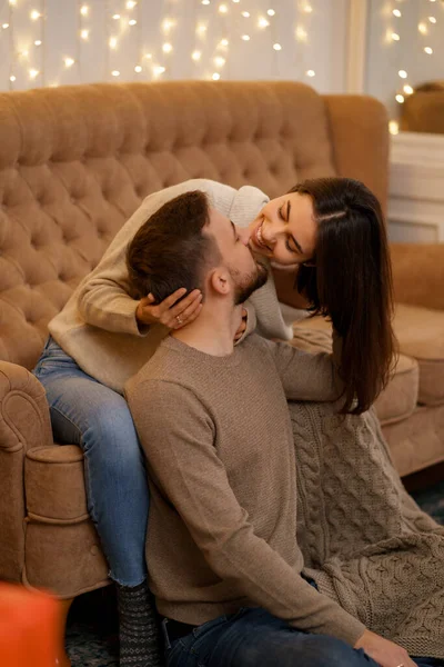Feliz pareja joven positiva abrazando relajarse sentarse en el sofá —  Fotos de Stock