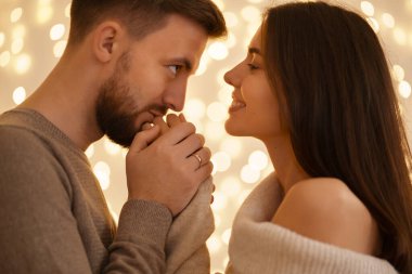 Arka planda gülümseyen insanlar portresi