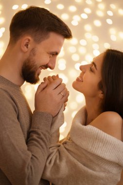 Arka planda gülümseyen insanlar portresi