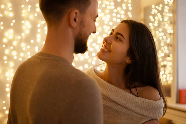 Sorrindo pessoas retrato no fundo luzes — Fotografia de Stock