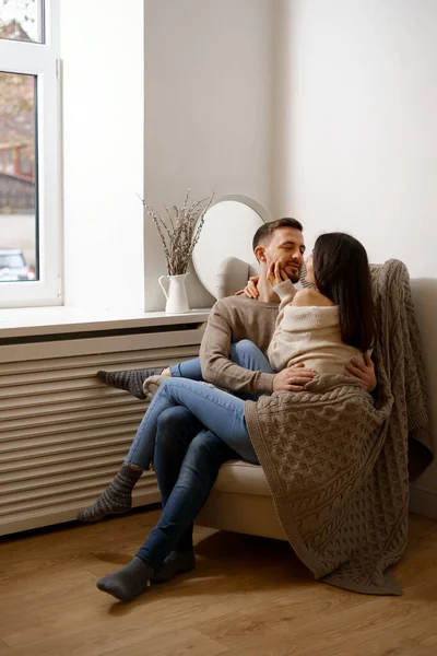 Romántico feliz joven pareja disfrutando de vacaciones en casa sonriendo — Foto de Stock