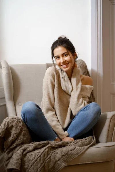 Portret van een mooie vrouw in een fauteuil — Stockfoto