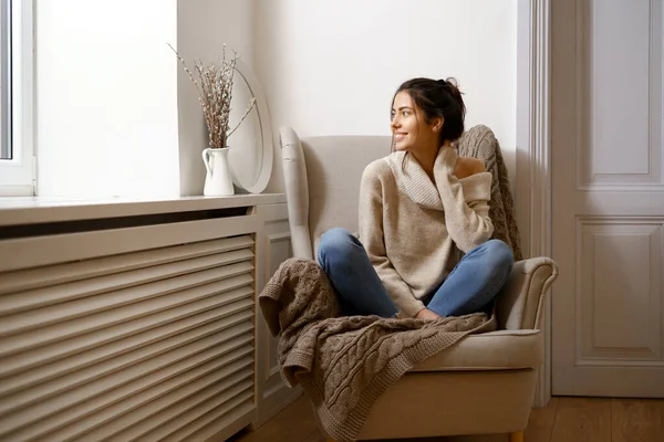 Retrato de mujer hermosa en sillón — Foto de Stock