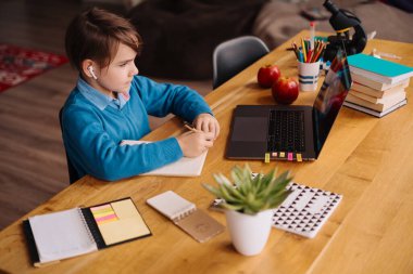 Bilgisayarı, öğretmeni ve çocuğu kullanarak çevrimiçi öğrenme