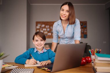 Bilgisayarı, öğretmeni ve çocuğu kullanarak çevrimiçi öğrenme