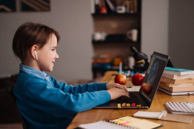 Çevrimiçi öğrenme, çocuk dersleri için dizüstü bilgisayar kullanıyor.