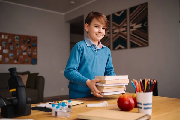 Niño preadolescente, Educación y educación a distancia —  Fotos de Stock