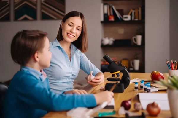 Apprentissage à domicile, études de femmes et de garçons à table — Photo