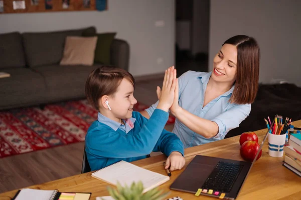 Apprentissage en ligne avec ordinateur portable, enseignant et garçon — Photo