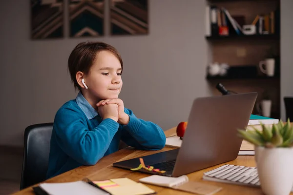 Aprendizaje en línea, niño usando el ordenador portátil para sus clases —  Fotos de Stock